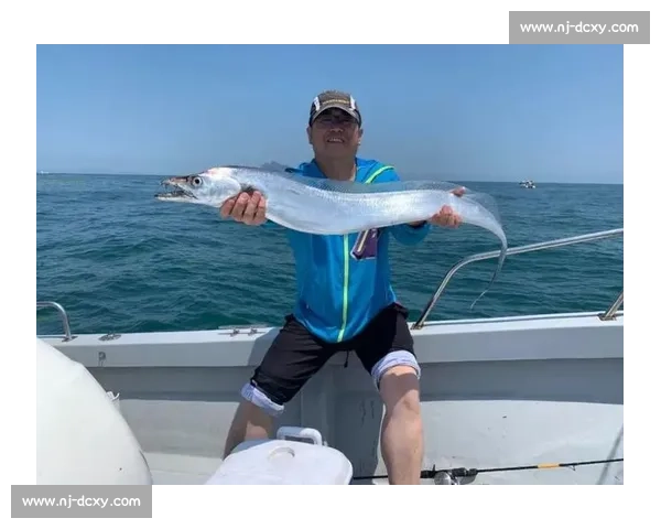 青岛灵山岛爆箱时刻！2 小时钓 40 斤鲈鱼，金秋海钓正当时